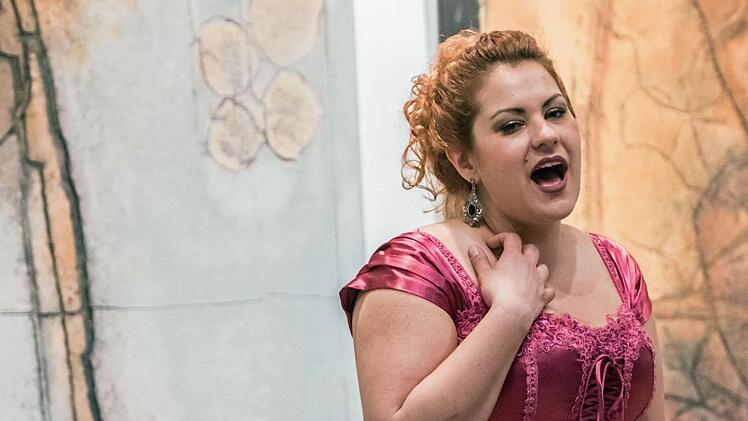 Stefanie Zillig begeisterte das Publikum im Coburger Kunstverein mit einem Operettenprogramm unter dem Motto "Es gibt ja keine Männer mehr". Foto: Jochen Berger