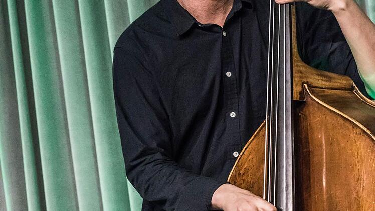 Impressionen: Triosence gastierte bei "Leise am Markt": Matthias Nowak am Kontrabass.Foto: Jochen Berger