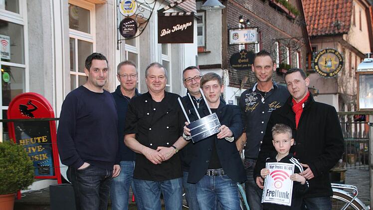 Sie sind dabei: Dirk Stumpe (von links), Adolf Dörflinger, Thomas Dittmayer, Karlheinz Schüßler und Alexander Walther. Benjamin Wildenauer (Mitte) hat das Projekt angestoßen - mit der Unterstützung seines Bruders Florian Wildenauer (rechts). Foto: Ulrike Müller