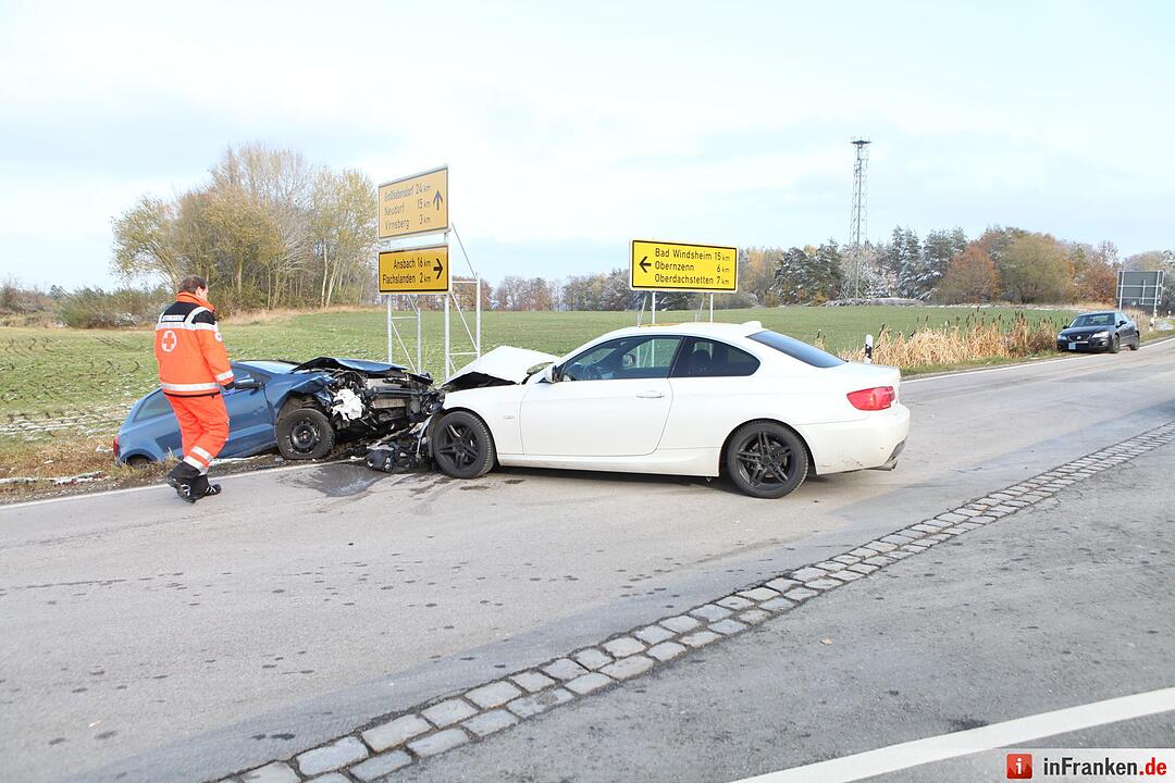 Frontalcrash nach Vorfahrtsmissachtung – Auto landet im Graben