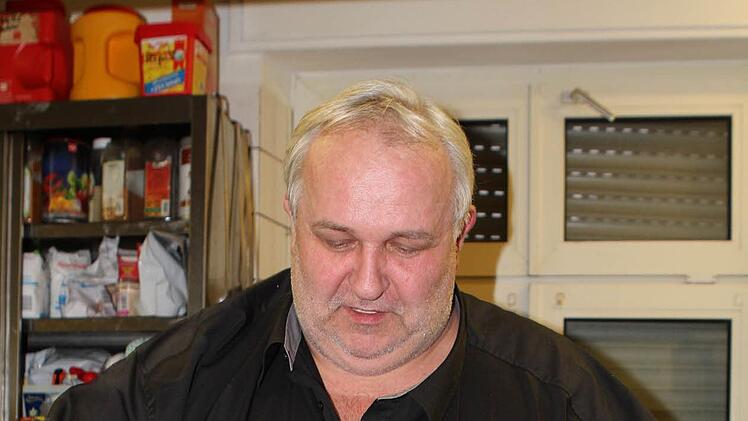 Seit 2010 werkelt Karl-Heinz Schröder in der Küche des "Weberhofs". Damals hatte der Metzgermeister die Gaststätte von Kuno Gewalt übernommen. Schröder betrieb lange eine eigene Metzgerei mit Partyservice. Das Wirts-Gen hat er von Mutter Marga, die seit fünf Jahrzehnten ein Lokal in Gundersreuth führt. Fotos: Nützel