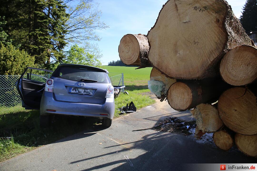 Kreis Hof: Auto kracht auf Holztransporter – Mutter und ihre zwei Kinder schwer verletzt