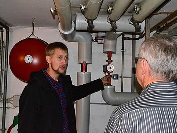 Jürgen Ramming berät direkt vor Ort, welche Möglichkeiten es gibt, im eigenen Zuhause Energie zu sparen.  Foto: Energieagentur Oberfranken