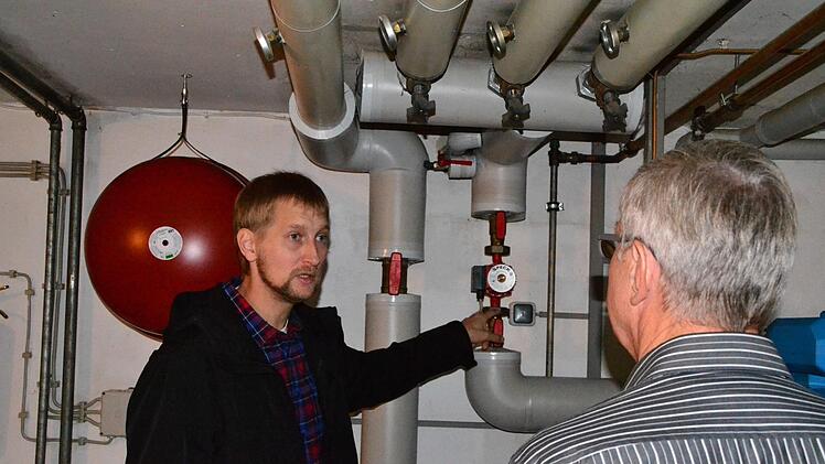 Jürgen Ramming berät direkt vor Ort, welche Möglichkeiten es gibt, im eigenen Zuhause Energie zu sparen.  Foto: Energieagentur Oberfranken