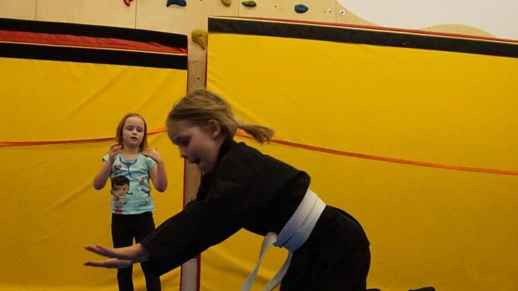 Gella beim &Uuml;ben des Sturzes vorw&auml;rts aus dem Kniestand