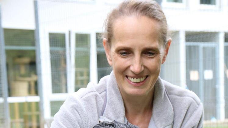 Tierheimleiterin Susi Schilling trainiert Popeye.