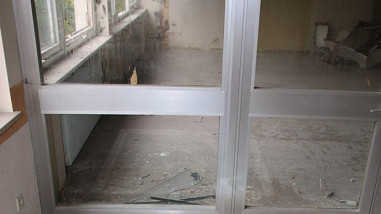 Derzeit wird die Schmeilsdorfer Schule entkernt. Bald rollen die Abrissbagger an. Foto: Jürgen Gärtner