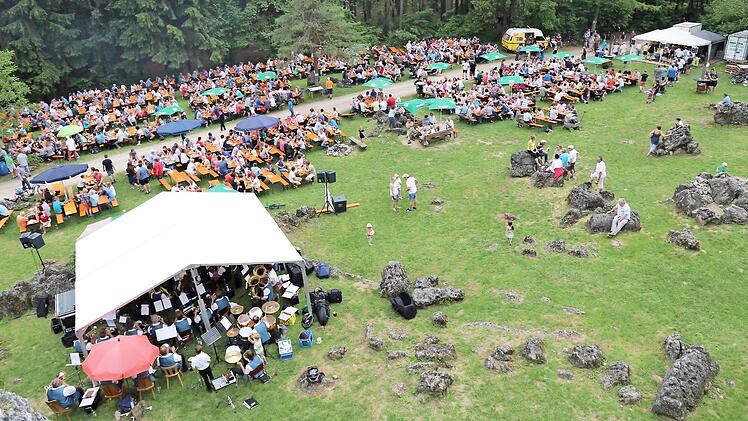 Zahlreiche Besucher kamen nach K&uuml;mmersreuth.  Fotos: Gerd Klemenz