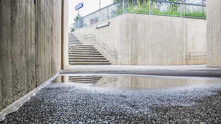 So wie in Ebensfeld sammelt sich auch in den Bahnunterführungen in Zapfendorf und Breitengüßbach bei Regen Wasser.  Foto: T. Kindermann/Archiv