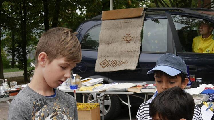 Experte Tobias (links) erklärt die Funktionen sehr genau, denn  sein   potenzieller  Käufer soll  viel Freude damit haben, so wie er damals   auch hatte.      - Foto: Manja von Nida