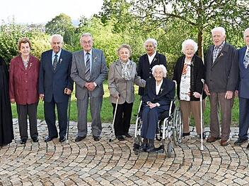 LANZENDORF - 34 Frauen und Männer begingen in einem festlichen Gottesdienst ihr Konfirmationsjubiläum. Die älteste Jubilarin feierte dieses Jahr Eichenkonfirmation (80 Jahre). Im Bild ferner die Kronjuwel- (75 Jahre) und Gnadenkonfirmanden (70) Fotos: Werner Reißaus