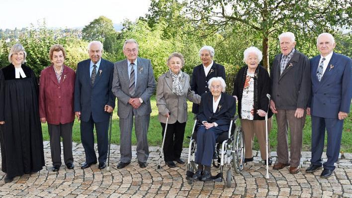 LANZENDORF - 34 Frauen und Männer begingen in einem festlichen Gottesdienst ihr Konfirmationsjubiläum. Die älteste Jubilarin feierte dieses Jahr Eichenkonfirmation (80 Jahre). Im Bild ferner die Kronjuwel- (75 Jahre) und Gnadenkonfirmanden (70) Fotos: Werner Reißaus