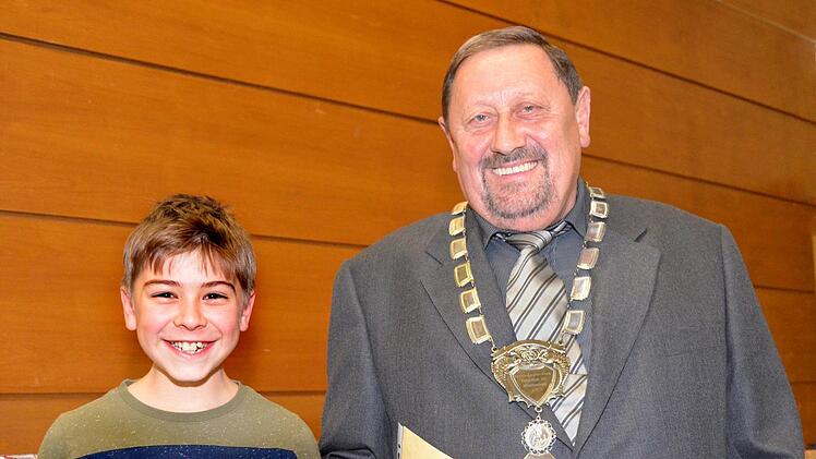 Jugendfischerkönig 2019 Jonas Seufert und Vereinsvorsitzender Bernhard Braun der gleichzeitig als Fischerkönig gekürt wurde. Foto: Peter Rauch
