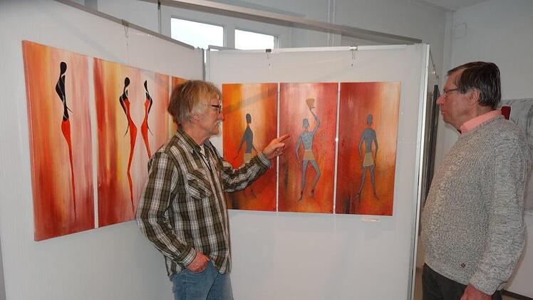 Afrika Helmuth Marx (links) stellt in der Hauer'schen Galerie in der  Postagentur in Bischofsheim sein "Kunst für Afrika" aus. Mit im Bild  Manfred Hauer im Gespräch über die Kunst mit Marx. Foto: Marion Eckert