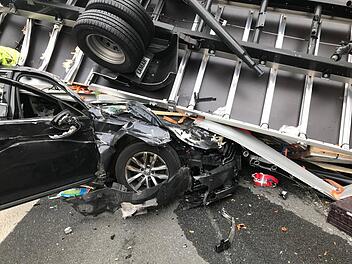 Auf der A3 im Kreis Aschaffenburg kam es zu einem schweren Zusammensto&szlig;, bei dem ein Lastwagen auf ein Auto fiel.