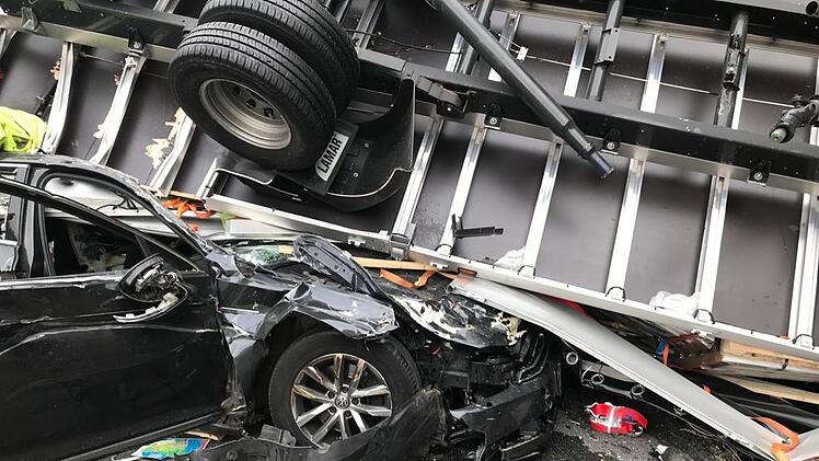 Auf der A3 im Kreis Aschaffenburg kam es zu einem schweren Zusammenstoß, bei dem ein Lastwagen auf ein Auto fiel.