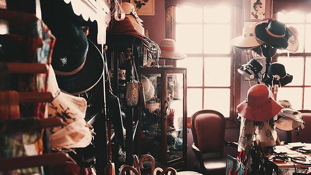 In Second-Hand-Shops kannst du oft besondere Einzelstücke finden.
