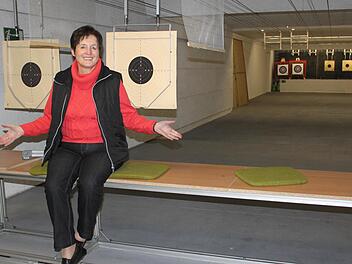 Helga Liesaus Bad Staffelstein vom Freihand-Schützenverein am Schießstand. Foto: Markus Häggberg
