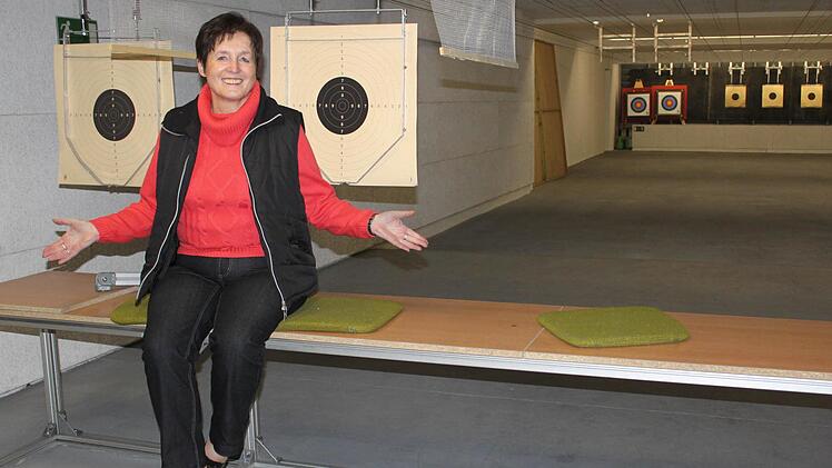 Helga Liesaus Bad Staffelstein vom Freihand-Schützenverein am Schießstand. Foto: Markus Häggberg