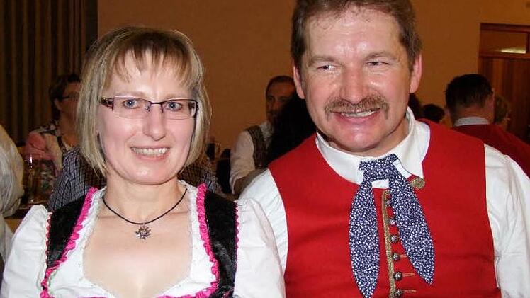 Gemeinsam haben Hilde Valentin und Harald Warmuth den "Schecher" dreimal hintereinander getanzt. Dabei gerieten sie zwar ins Schwitzen, aber die nächste Runde dafür aussetzen, das kommt bei den beiden nicht in Frage.