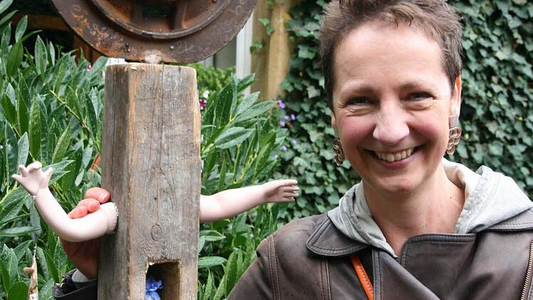 Tanja Engelke mit alter Bremsscheibe und alten Dachbalken