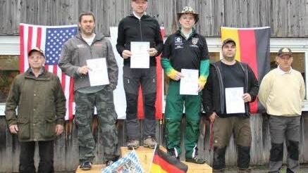 In der Klasse II standen auf dem Podest, von links Schützenmeister Gerhard Einwag, Marc Lehmann (2., Ebern), Friedrich Reber (Bayerischer Meister, Ebern), Stephan Kawnik ( 3., Starnberg), Timo Kessel (4., Ebern), Landessportleiter Horst Lehnert.