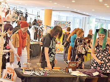 Quietschbunt und schrill: Die Welt der Mangafans. Foto: Ronald Rinklef