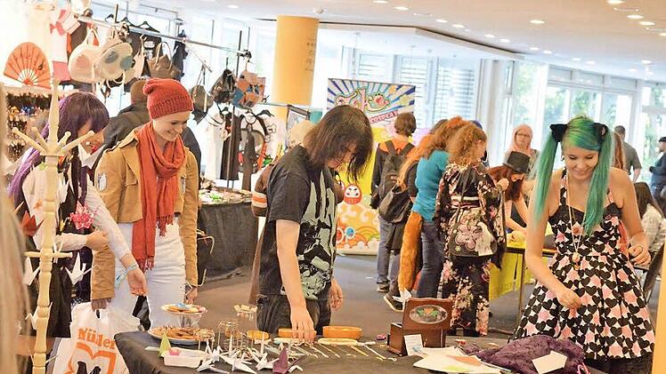 Quietschbunt und schrill: Die Welt der Mangafans. Foto: Ronald Rinklef