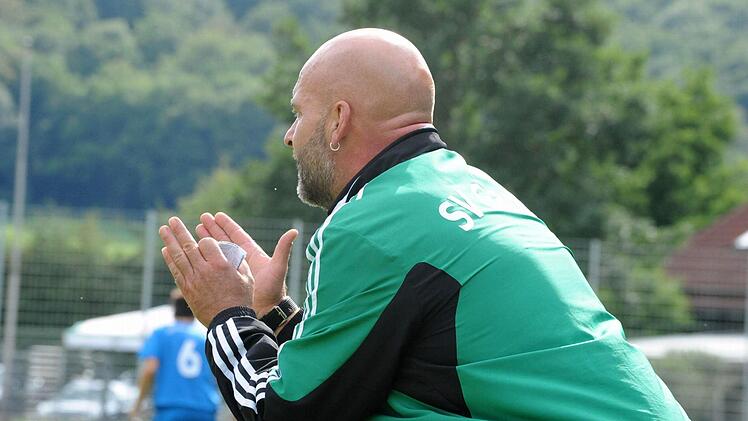 Beten oder in die Hände klatschen? Der Garitzer Trainer Detlef Schäfer in Aktion am Spielfeldrand. Foto: Hopf