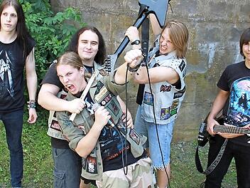 Die Formation "Voltage Kill" will mit einer Mischung aus Death- und Thrash-Metal durchstarten. Das Bild zeigt (von links) Gitarrist Jonathan Gubitz, Drummer Adrian Kaspar, Sänger Tobias Lindner, Gitarrist Richard Ehlert und Bassist Lukas Zitzmann.  Foto: Voltage Kill