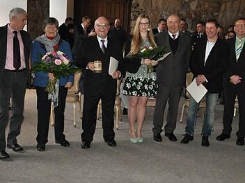 Die Geehrten zusammen mit den Bürgermeistern (von links): Dritter Bürgemeister Robert Klein, die Hausherrin Monica von Deuster-Fuchs von Bimbach, Elmar Appel, Marie Ratzke, Georg Ott, Manred Schirdewahn, Zweiter Bürgemeister Günther Stottele und Erster Bürgermeister Hermann Niediek. Foto: Simon Albrecht