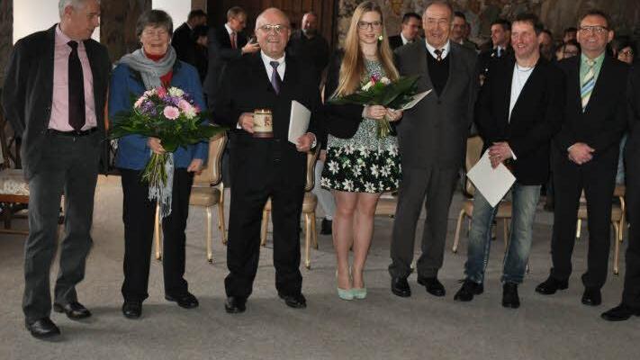 Die Geehrten zusammen mit den Bürgermeistern (von links): Dritter Bürgemeister Robert Klein, die Hausherrin Monica von Deuster-Fuchs von Bimbach, Elmar Appel, Marie Ratzke, Georg Ott, Manred Schirdewahn, Zweiter Bürgemeister Günther Stottele und Erster Bürgermeister Hermann Niediek. Foto: Simon Albrecht