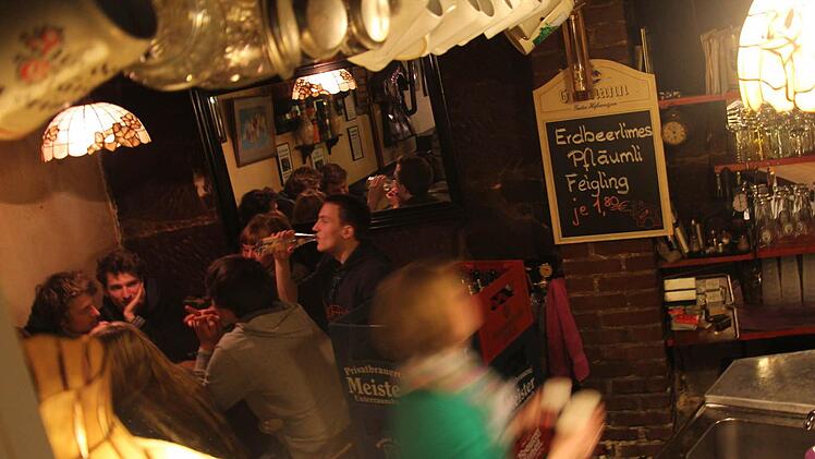 Gemütlich ein Bier trinken kann man im Hinterhaus in der Hauptstraße. Foto: Christian Bauriedel