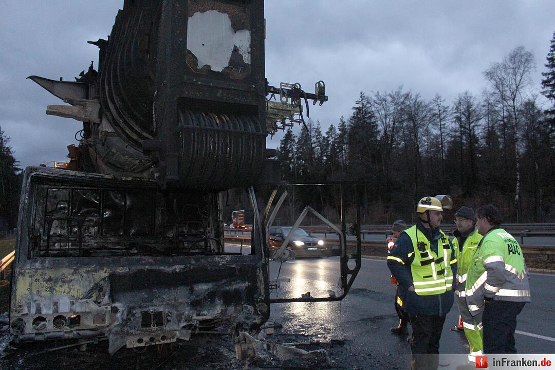Nagelneuer Autokran brennt bei Ueberfuhrungsfahrt aus - Schaden mindestens eine Millionen Euro