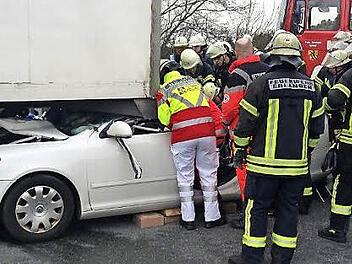Die Rettungskräfte befreiten den Beifahrer aus dem eingeklemmten Auto.  Foto: Michael Busch