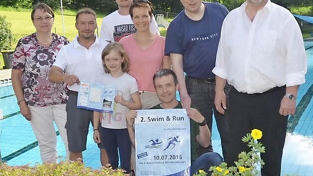 Das Organisationsteam l&auml;dt zum 2. "Swim & Run f&uuml;r Jedermann" am Schwimmbad Wei&szlig;enbrunn ein: (stehend von links) Ruth T&ouml;lg, Norbert H&ouml;fner, Annika Kaufmann, Alfred Hoffmann, Katharina Kaufmann, Pfarrer Christoph Teille und B&uuml;rgermeister Egon Herrmann sowie (vorne) Oliver Kaufmann. Foto: Karl- Heinz Hofmann