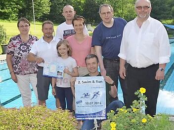 Das Organisationsteam lädt zum 2. "Swim & Run für Jedermann" am Schwimmbad Weißenbrunn ein: (stehend von links) Ruth Tölg, Norbert Höfner, Annika Kaufmann, Alfred Hoffmann, Katharina Kaufmann, Pfarrer Christoph Teille und Bürgermeister Egon Herrmann sowie (vorne) Oliver Kaufmann. Foto: Karl- Heinz Hofmann