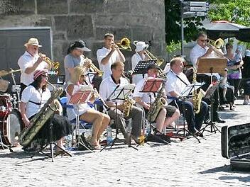 Die Toothill Dance Band aus der Wallenfelser Partnerstadt Bingham spielte auch schon in Kronach auf dem Marienplatz.  Foto: Lisa Schuberth