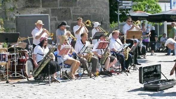 Die Toothill Dance Band aus der Wallenfelser Partnerstadt Bingham spielte auch schon in Kronach auf dem Marienplatz.  Foto: Lisa Schuberth