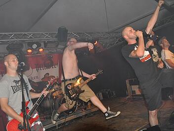 Lightshow und Livemusik werden beim vierten Frankenpogo in Altenstein präsentiert, wie hier von Schlagabtausch.  Foto: Simon Albrecht