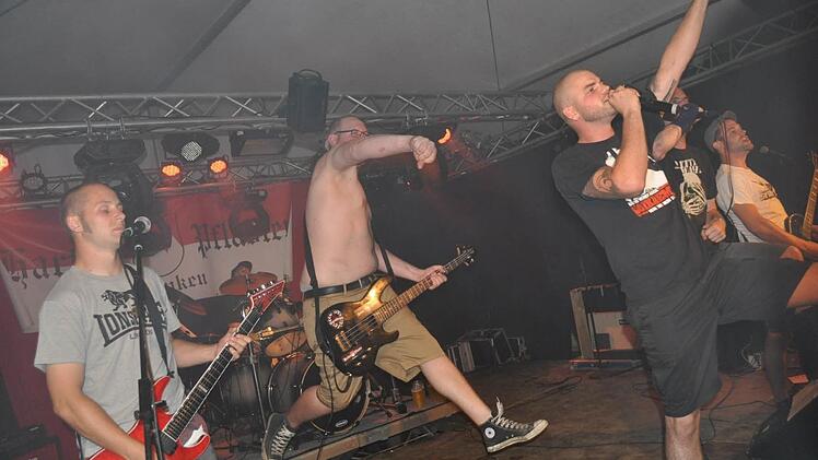 Lightshow und Livemusik werden beim vierten Frankenpogo in Altenstein präsentiert, wie hier von Schlagabtausch.  Foto: Simon Albrecht