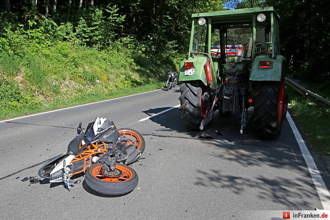 Kreis Bamberg: 17-jähriger Motorradfahrer fährt auf Traktor auf und wird schwer verletzt