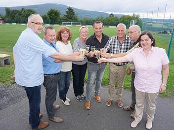 Eine Million Euro für Langenleiten - Eine Stiftung macht es möglich. Da Bild zeigt von links die Mitglieder des Stiftungsrates Gerhard Strauß, Jürgen Böhnlein und Rosa Strauß-Carl sowie des Stiftungsvorstandes Brigitte Schmidt, Klaus Metz, Edwin Schäfer mit Bauplaner Rudolf Glinka und Bürgermeisterin Sonja Reubelt. Foto: Marion Eckert