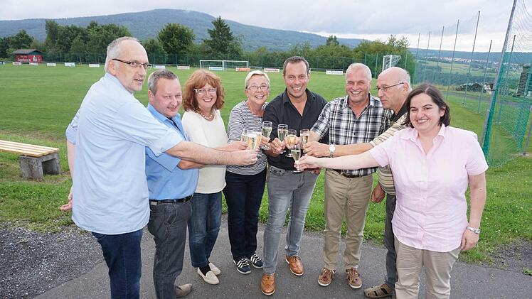 Eine Million Euro für Langenleiten - Eine Stiftung macht es möglich. Da Bild zeigt von links die Mitglieder des Stiftungsrates Gerhard Strauß, Jürgen Böhnlein und Rosa Strauß-Carl sowie des Stiftungsvorstandes Brigitte Schmidt, Klaus Metz, Edwin Schäfer mit Bauplaner Rudolf Glinka und Bürgermeisterin Sonja Reubelt. Foto: Marion Eckert