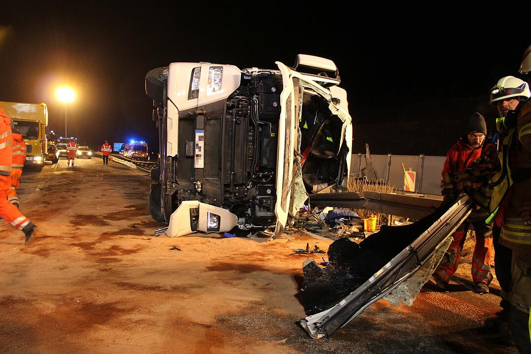 Tödlicher Lkw-Crash auf der A9: Lastkraftwagen kracht in Leitplanke