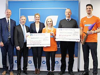 Je 500 Euro &uuml;bergaben die Fu&szlig;baller der VR-Bank Coburg eG an die Stiftung Lebenspfad und den Waldkindergarten des Roten Kreuzes (von links): Thomas Reitz, Wolfgang Gremmelmaier, Elke Gillardon, Pauline Meyer, Juergen Beninga und Christoph R&uuml;ger Foto: privat