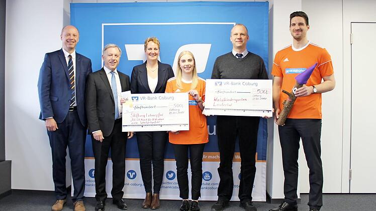 Je 500 Euro &uuml;bergaben die Fu&szlig;baller der VR-Bank Coburg eG an die Stiftung Lebenspfad und den Waldkindergarten des Roten Kreuzes (von links): Thomas Reitz, Wolfgang Gremmelmaier, Elke Gillardon, Pauline Meyer, Juergen Beninga und Christoph R&uuml;ger Foto: privat