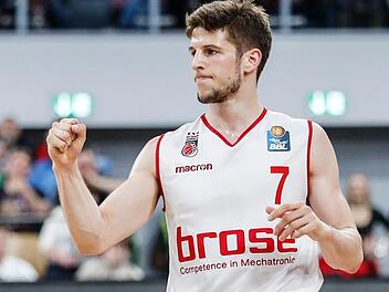 "Ali" Nikolic ballt die Faust: Mit dem slowenischen Nationalteam wurde er im Sommer Europameister, jetzt soll der Verteidigungsspezialist den Bambergern helfen, in den Play-offs für Furore zu sorgen. Foto: Daniel Löb