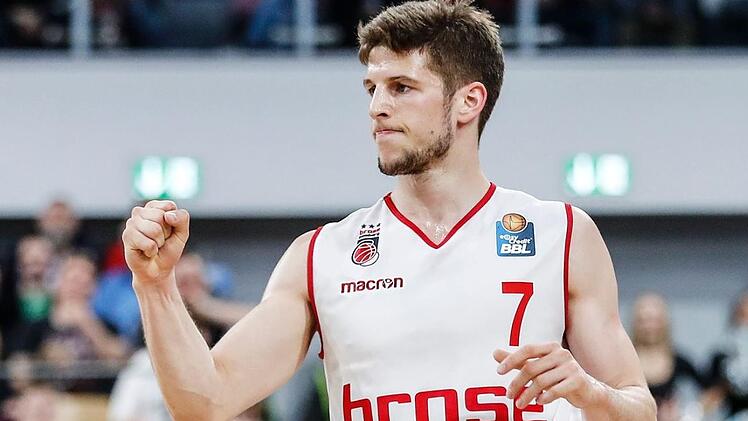 "Ali" Nikolic ballt die Faust: Mit dem slowenischen Nationalteam wurde er im Sommer Europameister, jetzt soll der Verteidigungsspezialist den Bambergern helfen, in den Play-offs für Furore zu sorgen. Foto: Daniel Löb