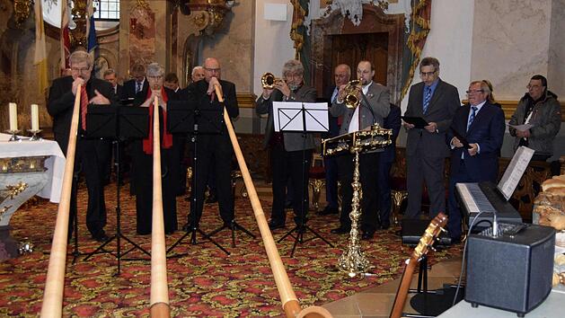 Die Alphornbl&auml;ser mit zwei Fl&uuml;gelh&ouml;rnern er&ouml;ffneten das Konzert mit der "Hymne an Maria".Andreas Welz